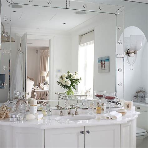 8 Gorgeous, Guest-Ready White Bathrooms | White bathroom, Beautiful ...