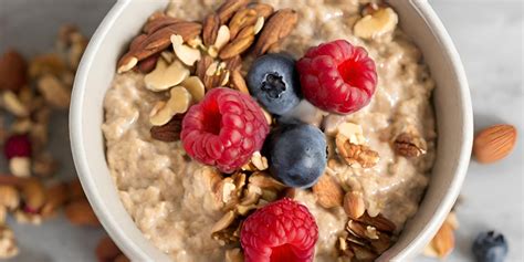 Oatmeal Bowl with Berries and Nuts — eat volYUM