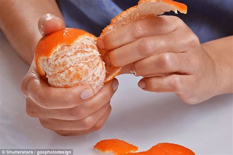 The easiest way to peel an orange | Daily Mail Online