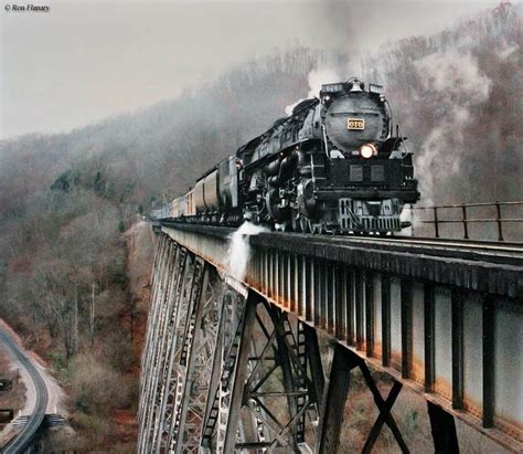 UP 3985 Challenger masked as Clinchfield 676 for the Santa train in the ...