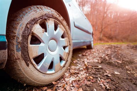 8 tips so you know what to do if your car gets stuck in mud