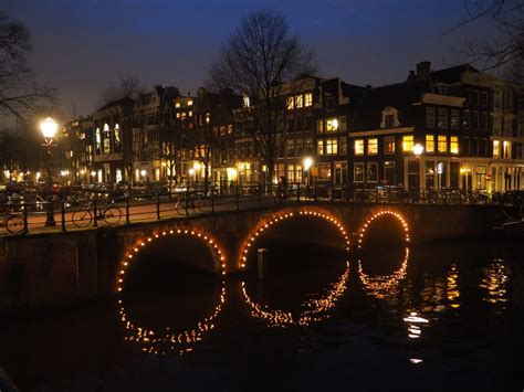 The canals of Amsterdam by night - Tiny Travelogue