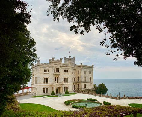 Il castello di Miramare (Trieste) a Pasquetta : r/italy