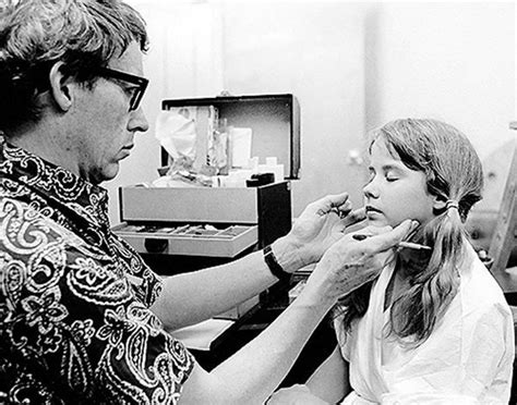 Linda Blair putting the makeup on the set of The Exorcist | Peliculas de terror, Entre ...