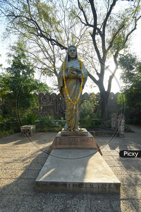 Image of Statue of Queen Ahilya Bai Holkar-ZZ482883-Picxy