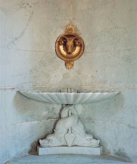 Fountain in the gardens of Versailles | MATTHEW'S ISLAND