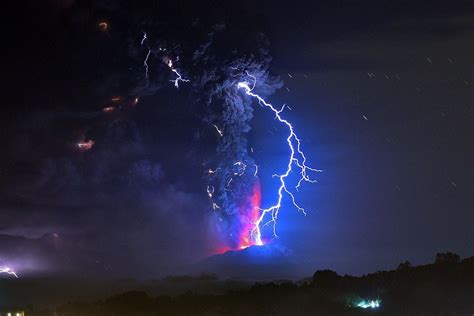 Erupting volcano puts on a dazzling lightning display in Chile : pics