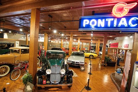 Route 66: Klassiker im Museum und bunte Häuserwände in Pontiac (Illinois)