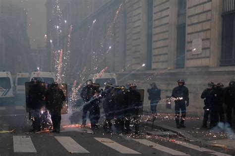 In photos: Unions shut Paris down during nationwide strikes - The Globe ...