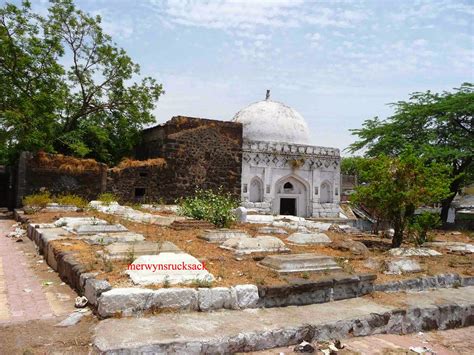 Aurangzeb's tomb in Khuldabad | The journey of a thousand miles begins ...