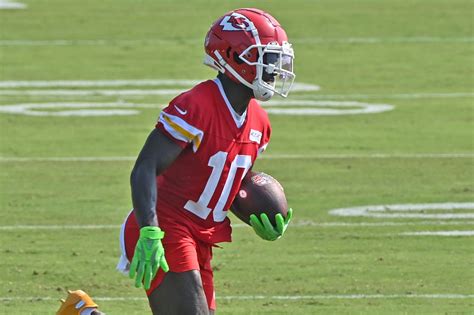 Tyreek Hill leaves Kansas City Chiefs practice with apparent injury ...