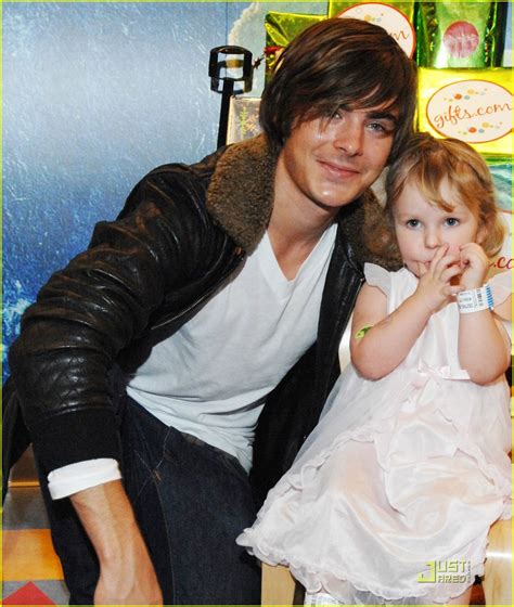 Zac Efron Brings Christmas to Mattel Children's Hospital | Photo 33481 - Photo Gallery | Just ...