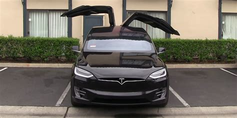 Tesla Model X Falcon Wing doors update - Business Insider