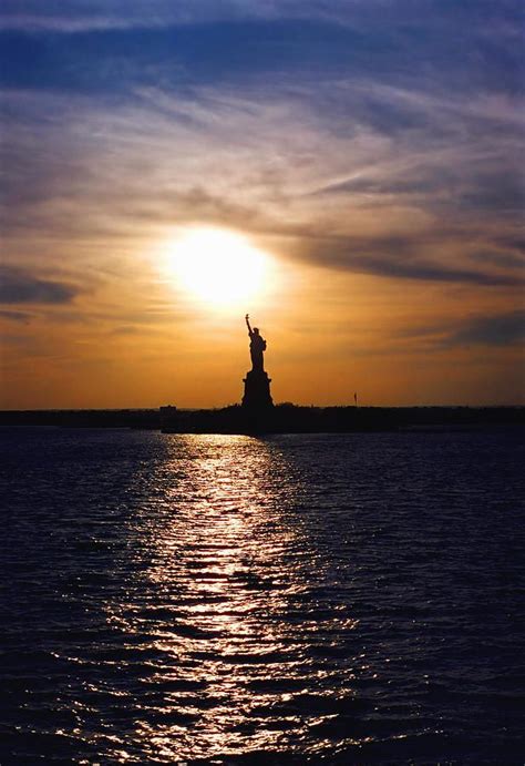 Manhattan breathtaking sunset & Lady Liberty by @manhattan-forever | Liberty new york, Sunset, World