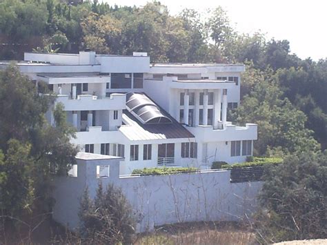 Leo DiCaprio faces neighbor trouble in his Hollywood Hills mansion