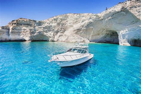 Barca a Vela in Una Bella Baia, Isola Di Milo, Grecia Immagine Stock ...