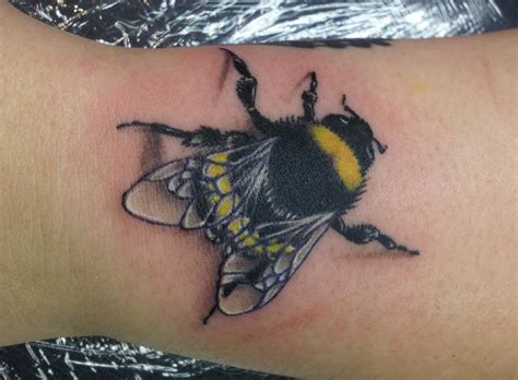 A bumblebee tattoo - Tattoos Book - 65.000 Tattoos Designs | Bee tattoo ...