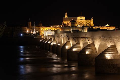 Puente romano de Córdoba de noche - El Aprendiz de Viajero