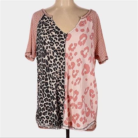 Super cute Bibi pink colored v neck animal print... - Depop