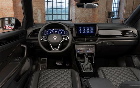 Refined interior with new displays and MIB3 infotainment | Volkswagen ...