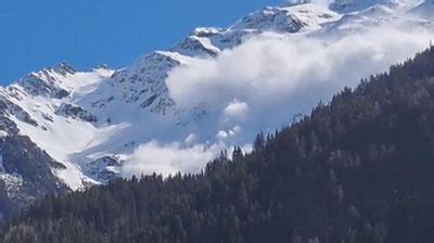 Video shows avalanche in French Alps - BBC News