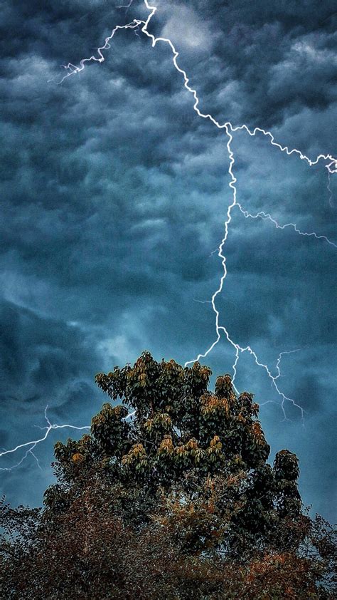 Extreme Weather Dark Clouds Lightning 4K Ultra HD Mobile Phone Wallpaper