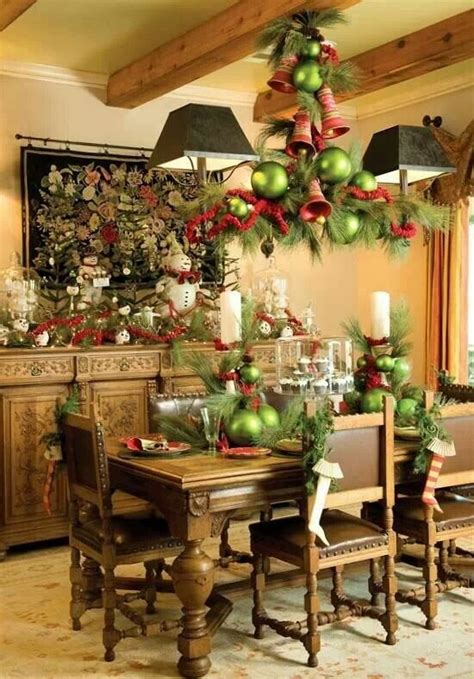 37 Stunning Christmas Dining Room Décor Ideas - DigsDigs