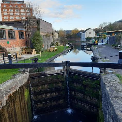 Stroud Canal - hotcotswolds.uk