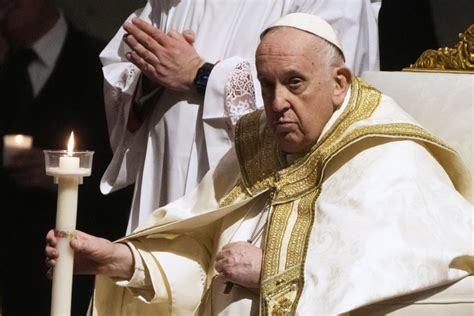 Pope Francis returns to public eye for Easter vigil Mass