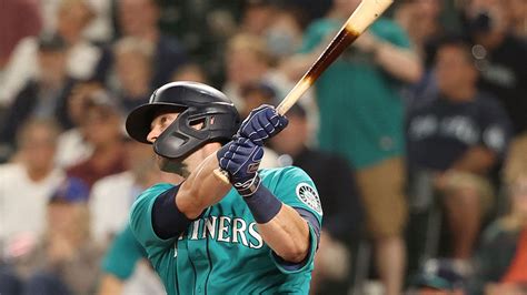 Seattle Mariners' Mitch Haniger homers in 1st AB back