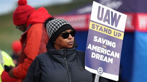 UAW strike: Ford and union agree record pay rise in tentative deal - BBC News