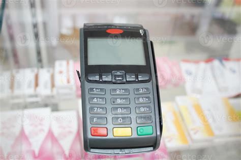 Credit card machine 8121364 Stock Photo at Vecteezy