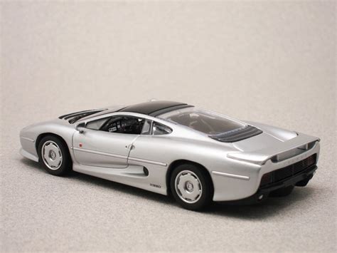 Jaguar XJ 220 silver (Maxichamps) 1:43 - Minicarweb