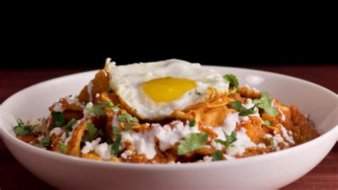 Chilaquiles de Pollo, Huevo y Picante | Tastemade