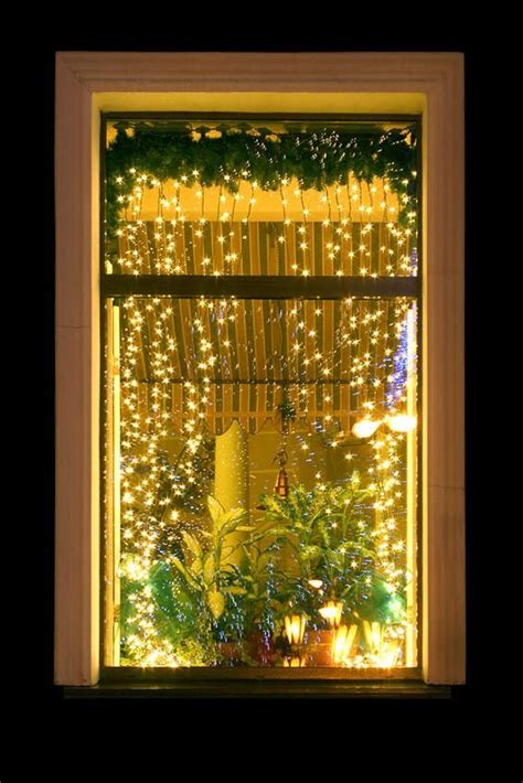 20 Inspired Christmas Window Decoration Ideas | LoveToKnow | Christmas window decorations ...