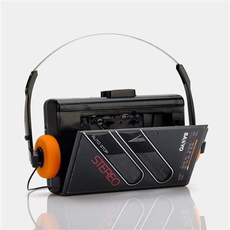 Sanyo AM/FM Portable Cassette Player – Retrospekt