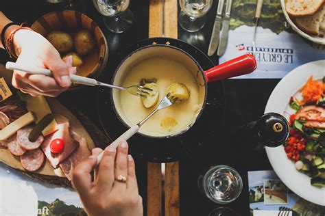 Traditional Swiss Fondue – Adamo Nest