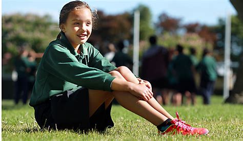 Barefoot schoolgirl sprints ahead | Stuff.co.nz