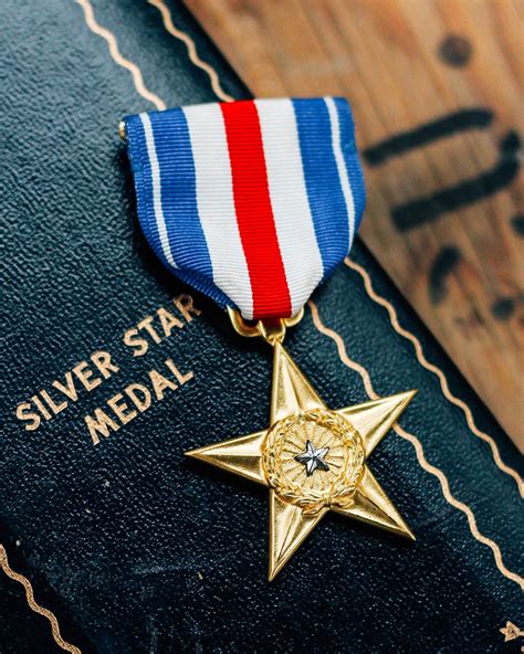 What Is a Silver Star Medal? History of the Silver Star | Silver star ...