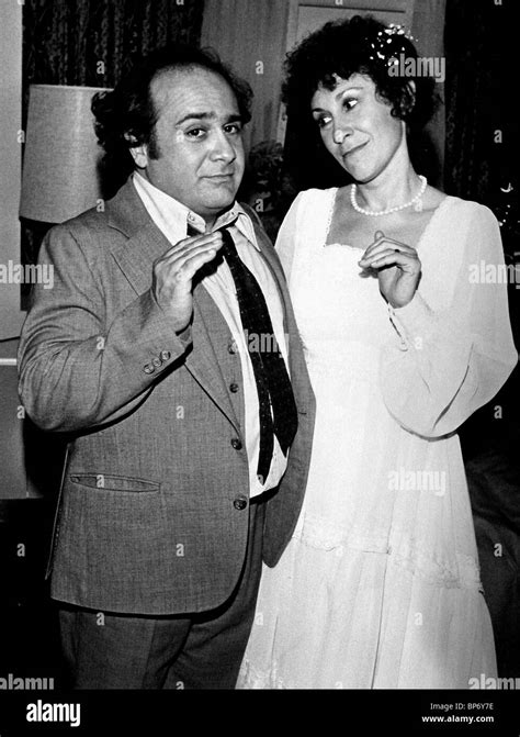 Danny Devito Rhea Perlman Black and White Stock Photos & Images - Alamy