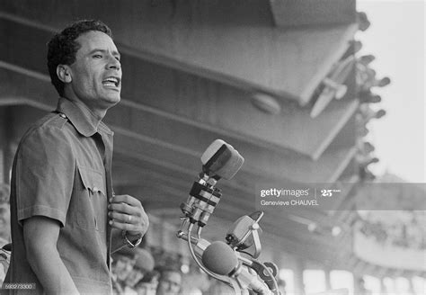 News Photo : Muammar al-Gaddafi gives a speech to... | Muammar gaddafi, Speech, Great leaders