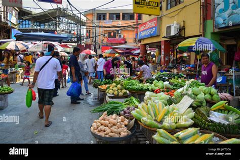 Manila, Philippines - Apr 12, 2017. People at street market in Stock Photo: 153578890 - Alamy