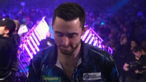 Luke Humphries makes gesture to rowdy Ally Pally crowd after he's ...