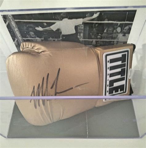 Mike Tyson - Signed limited-edition gold-coloured glove - Catawiki