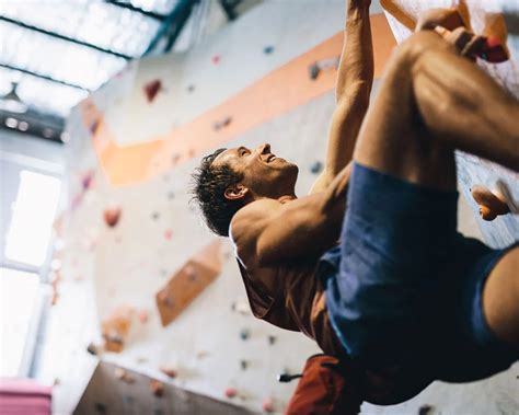 Comparing Bouldering vs Rock Climbing: Key Differences & Similarities ...