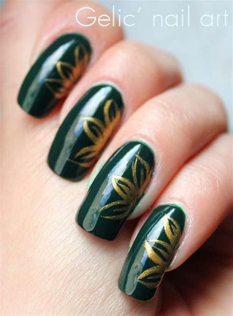 Gelic' nail art: Gold and green flower nail art