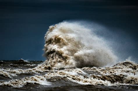 Ontario photographer captures massive wave that looks like ‘the perfect face’ - Amazing Nature