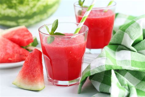 Top 10 Watermelon Juice Benefits and Juicing Tips