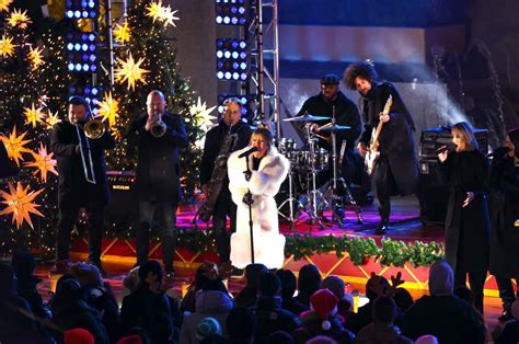 Kelly Clarkson Sings Christmas Hits For Annual Rockefeller Center Tree ...