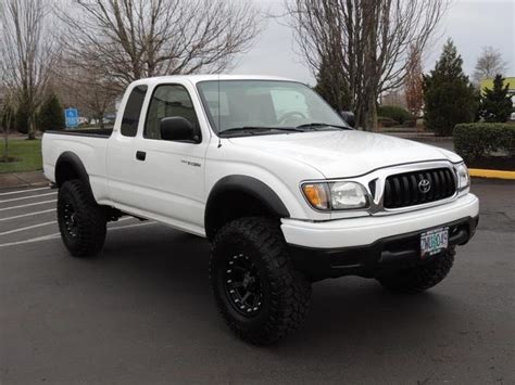 2004 Toyota Tacoma V6 / SR5 / 4X4 / 5-SPEED / LIFTED / 1-OWNER